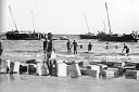Kismayu: unloading stores