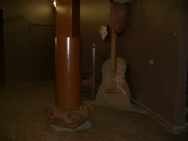 Inverted column and sinking guitar