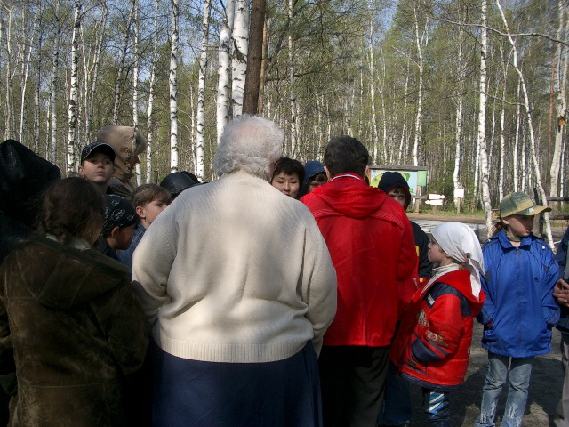 Evelyn meets kids at the museum of wooden buidlings