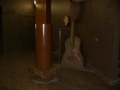 Inverted column and sinking guitar