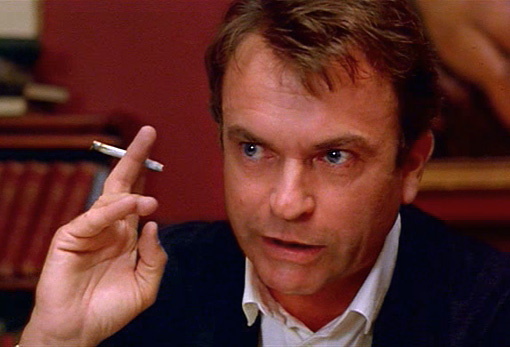 Sam Neill röker en cigarett (eller weed)
