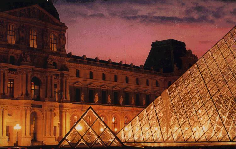 louvre.pyramide.jpg