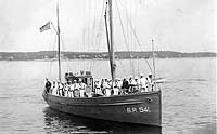 Photo #  NH 105868:  USS Admiral in a harbor, with Sailors on deck, circa 1918-1919